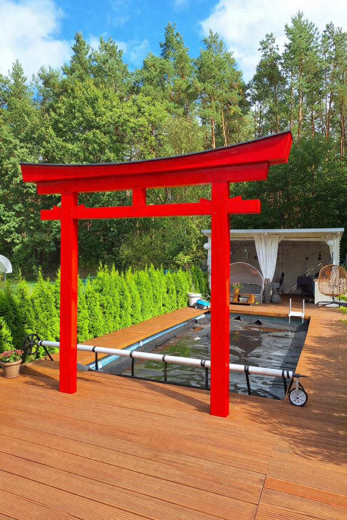 Selbst gebautes Torii aus Holz in traditioneller japanischer Bauweise mit charakteristischen Querbalken und klarer, minimalistischer Form.