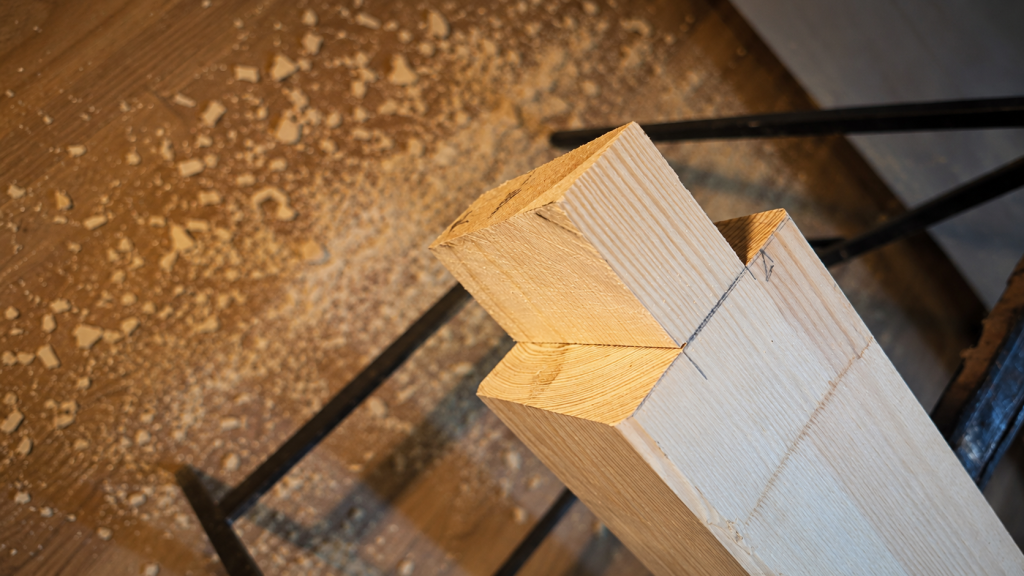 Holzzapfen Torii Handwerklich gefertigter Holzzapfen am Balken – klassische Verbindungstechnik im Holzbau.