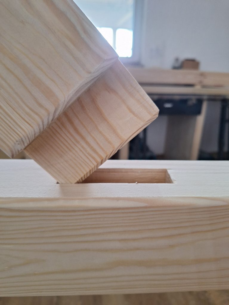 Passgenaue Verbindung im Holzbau Traditionelle Zapfenverbindung im Torii-Bau – kunstvolle Holzverbindung der tragenden Balken einer japanischen Torii-Konstruktion.